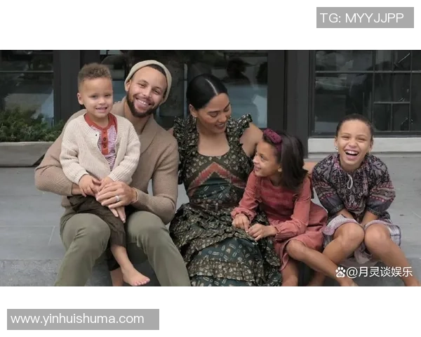 黑人足球明星与妻子携手共度幸福时光展现爱情与事业的完美结合